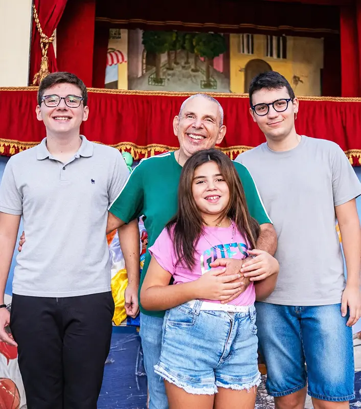Il team della famiglia Mercurio durante uno spettacolo itinerante in piazza