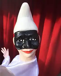 Pulcinella saluta il pubblico dal palco del Teatrino Mercurio