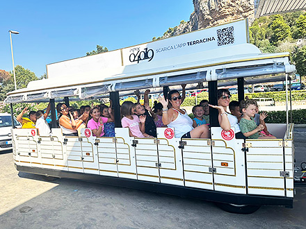 Passeggeri a bordo del vagone del Trenino Turistico Mercurio