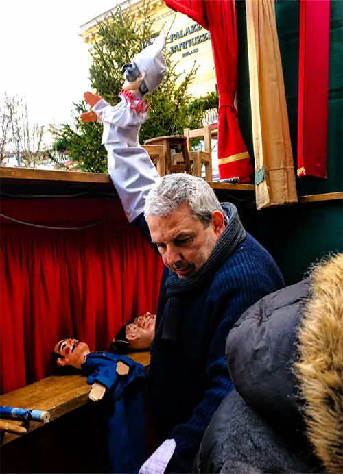 Antonino Mercurio nel backstage durante uno spettacolo dei burattini