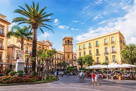 Piazza principale di Sorrento durante una serata estiva