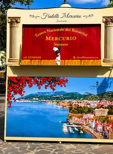 Esterno del Teatrino dei Burattini Mercurio durante uno spettacolo itinerante
