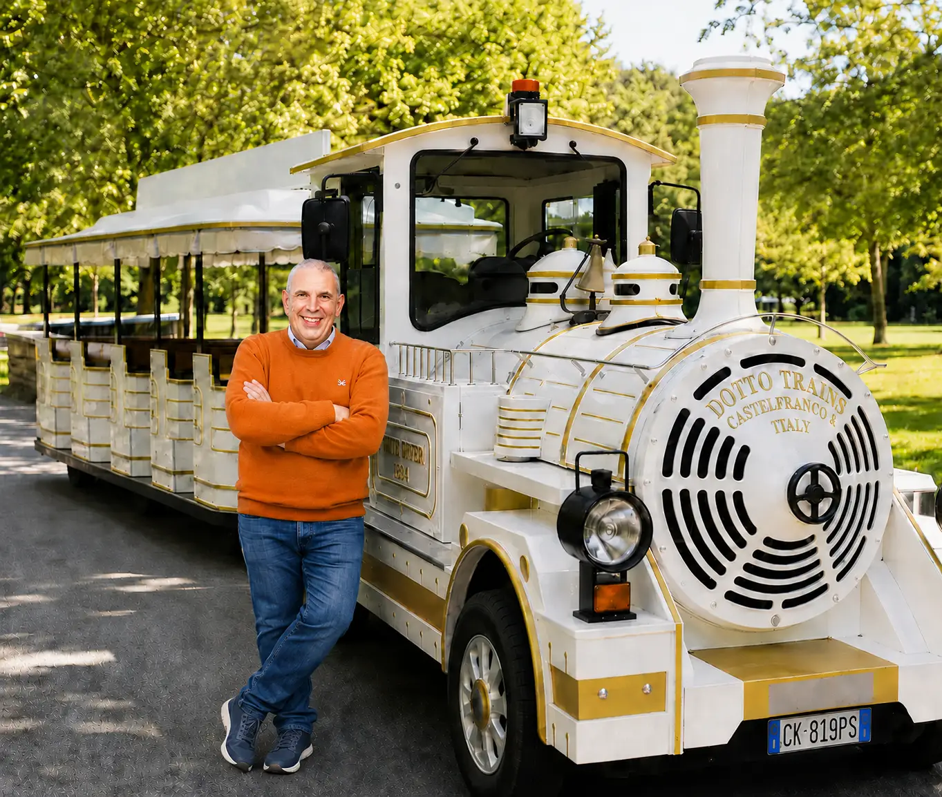 Antonino Mercurio accanto al suo Trenino Turistico