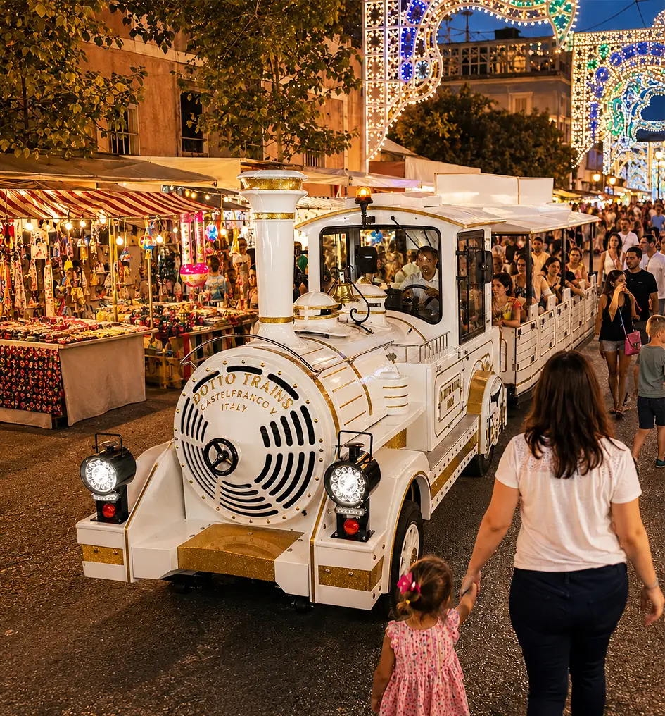 Il Trenino Mercurio animato durante una festa patronale in piazza