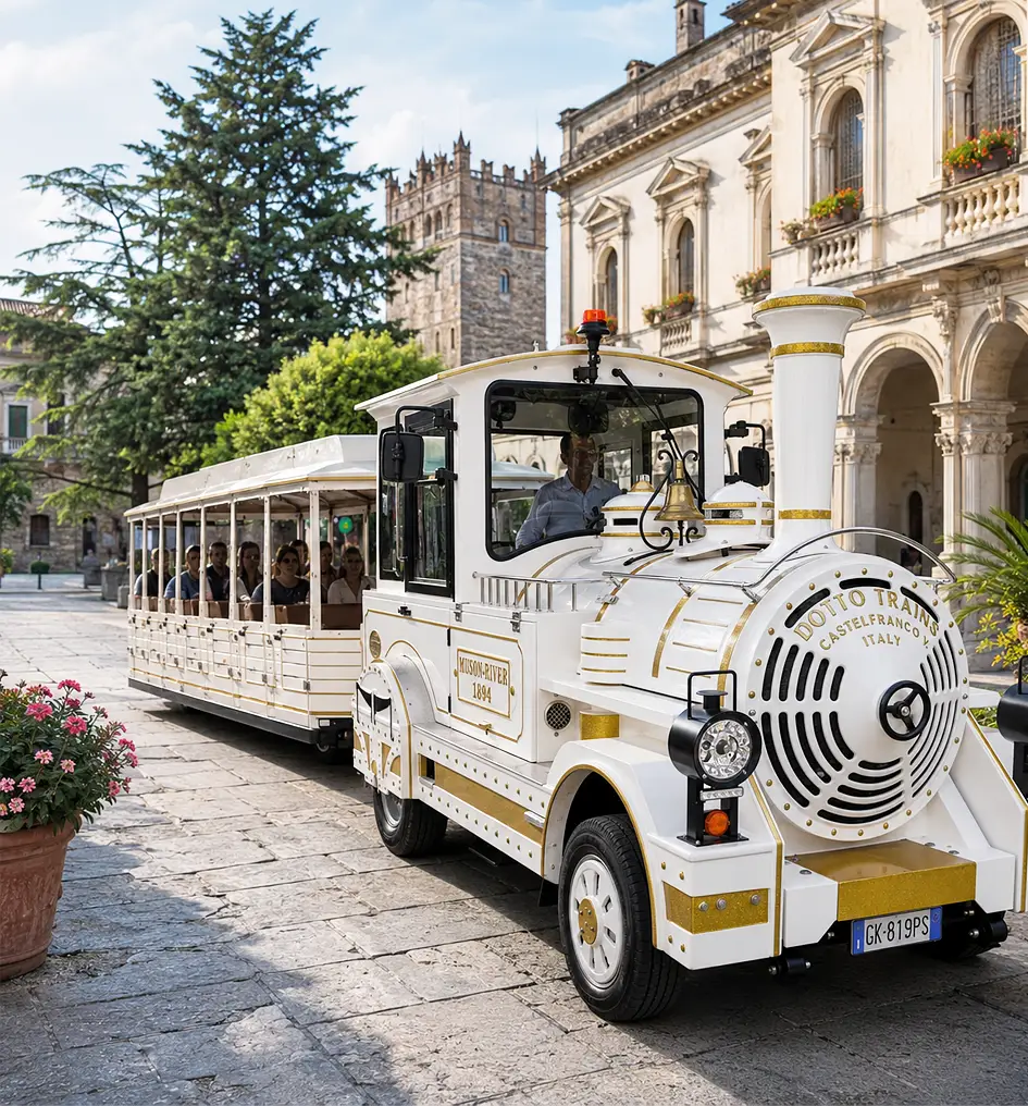 Il Trenino Mercurio durante un tour panoramico in un centro storico