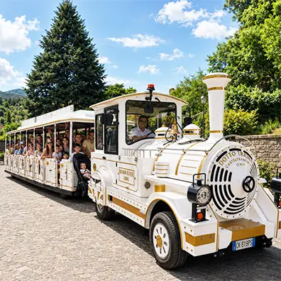 Il Trenino Mercurio ecologico in un centro storico