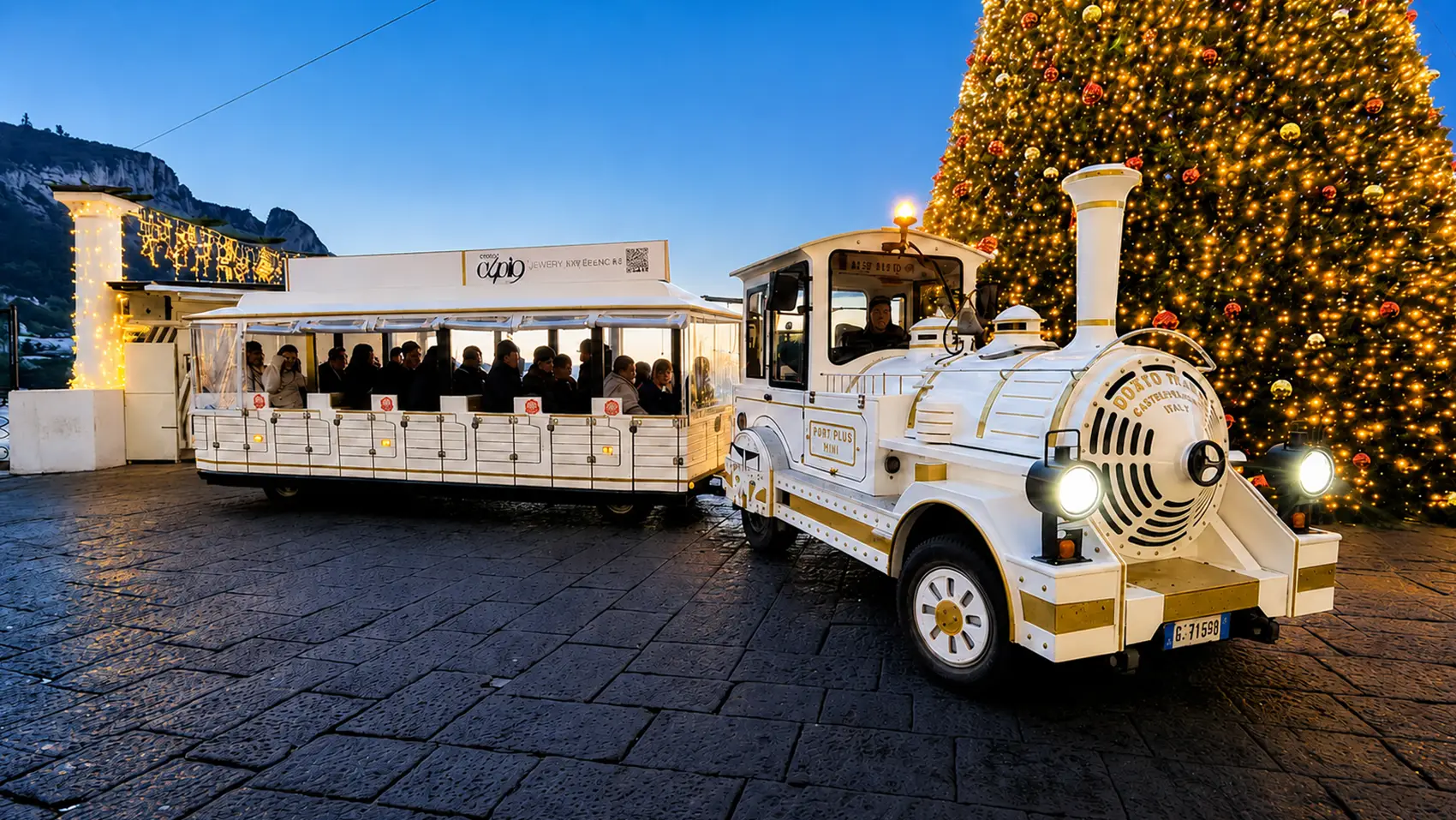 Il Trenino Mercurio addobbato per le festività natalizie